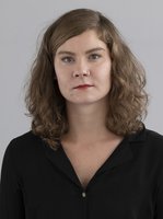 Portraitfoto von Finja Jens, mit Locken und schwarzer Bluse