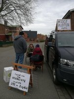 3 Menschen auf der Straße sprechen über die Vergangenheit Bargstedts.