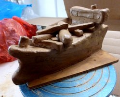 Ein großes Frachtschiff aus Ton