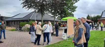 Menschen laufen über einen Dorfplatz und freuen sich