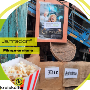 Werbeplakat und Popkorn: die Aufführung des vom Dorf gedrehten Filmes wird angekündigt