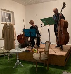 Duo Fondamento Eine Frau mit einem Chello und ein Mann mit einem Kontrabass auf einer Bühne
