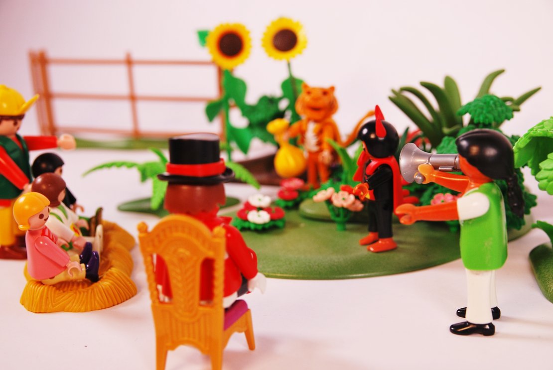Kulturpaket Bühne säen Kinder in Tierkostümen spielen auf einer begrünten, selbstbepflanzten Bühne für Zuschauer*innen.