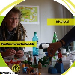 Zwei Frauen bauen aus Playmobil die Visualisierung einer Formatidee auf.