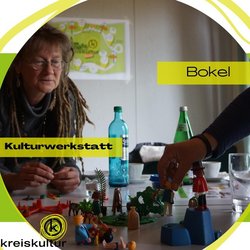 Kulturwerstatt Bokel Instagram Zwei Frauen bauen aus Playmobil die Visualisierung einer Formatidee auf.