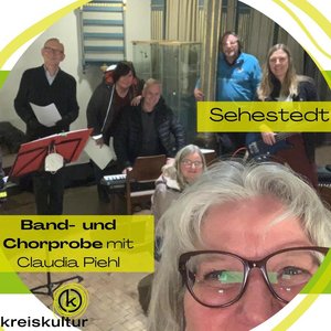 Bandprobe Menschen mit Instrumenten im Hintergrund. Im Vordergrund die Leiterin.