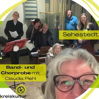 Menschen mit Instrumenten im Hintergrund. Im Vordergrund die Leiterin. 