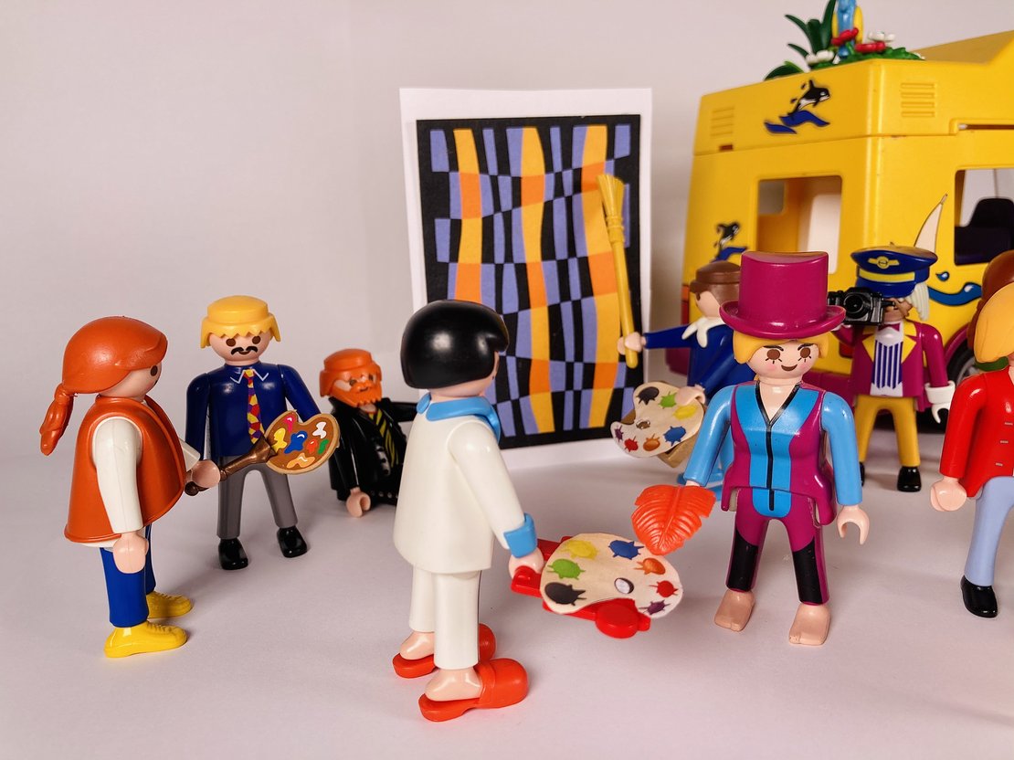 Artist in Residence Verschiedene Playmobil Figuren malen ein Bild