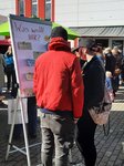 Menschen stehen vor einer Tafel mit Veranstaltungsideen